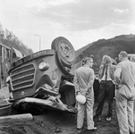 128495 Afbeelding van de verongelukte vrachtwagen van de Fa. A. van Rijnsoever op het terrein van de P.E.G.U.S. aan de ...
